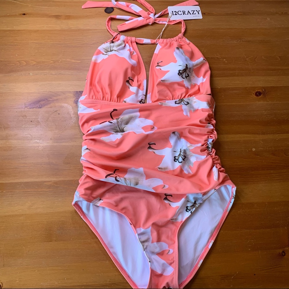 NWT One piece floral swimsuit, SIZE S, with Tummy Control